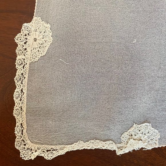 PRECIOUS VINTAGE HANKIES! Set of two! Gorgeous little pieces of art! - Picture 2 of 6